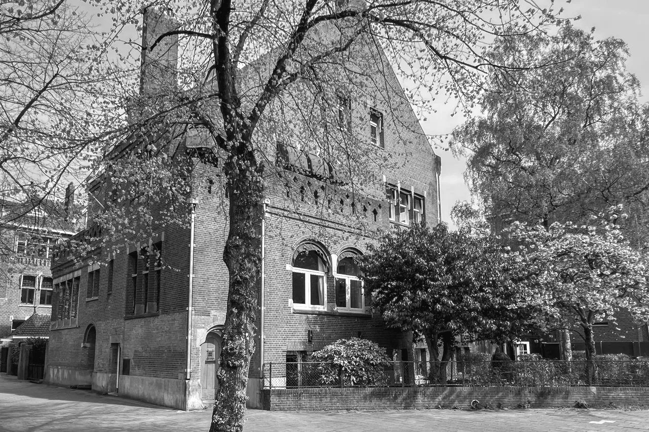 Brick villa at Emmalaan 7-9 with its front door