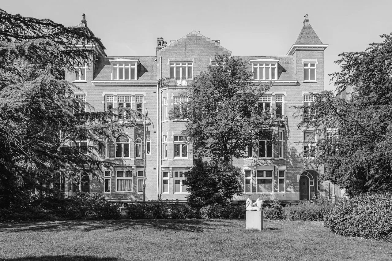 Facade of the villa at Emmaplein 8 seen across the lawn