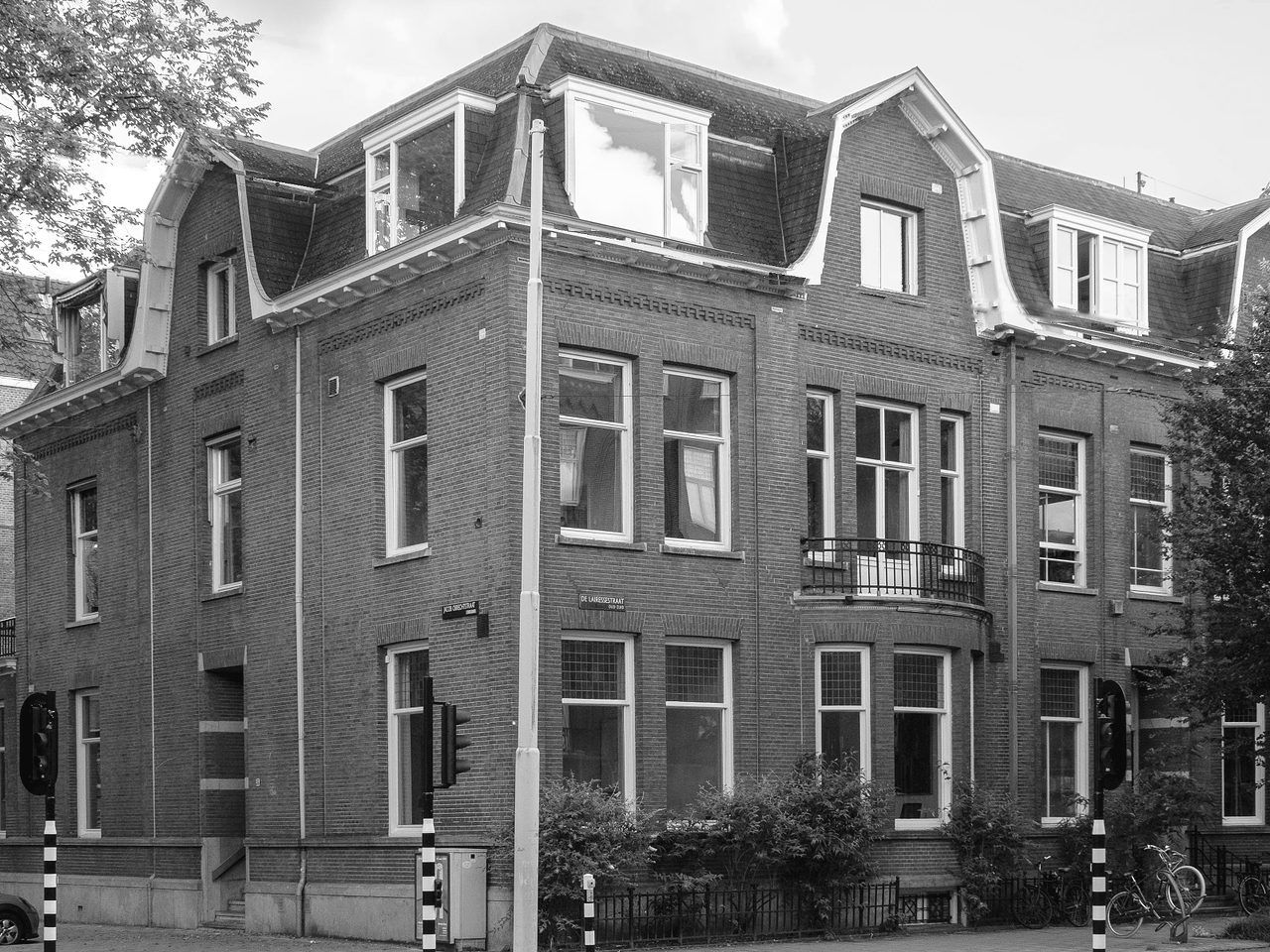 Brick corner villa at Jacob Obrechtstraat 56
